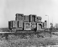 841262 Afbeelding van de baksteensculptuur Rijnsweerd bij het nieuwe Provinciehuis (Galileïlaan 15) te Utrecht.N.B. Het ...